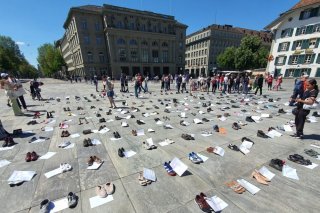 Les manifestants ont disposé 300 paires de chaussures sur la Place fédérale pour les malades non présents. Patientenorganisation ME/CFS Schweiz